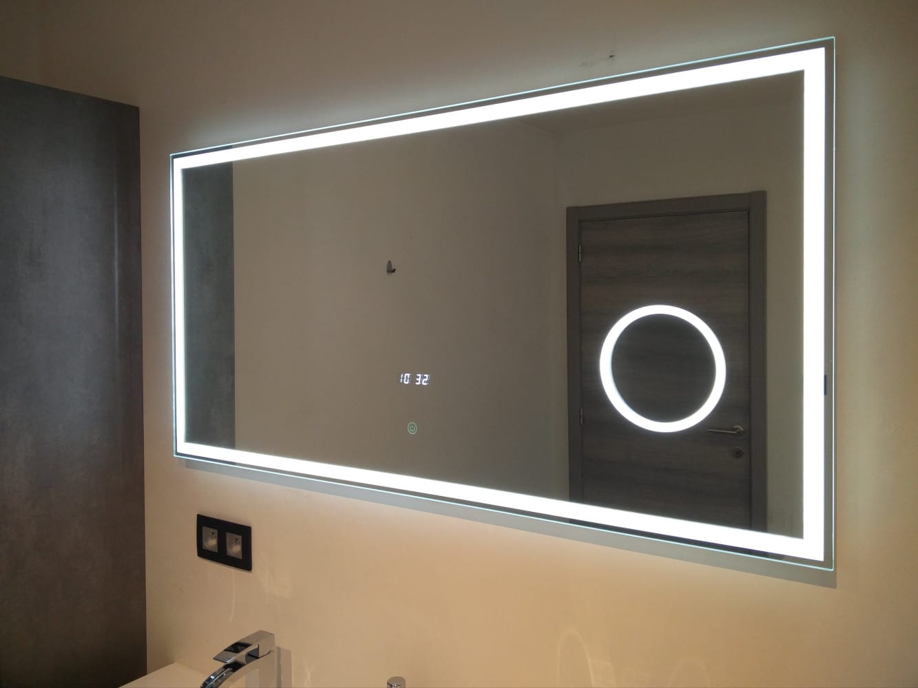 Badkamerspiegel met LED verlichting, klok, touch schakelaar en make-up spiegel cm - Designspiegels