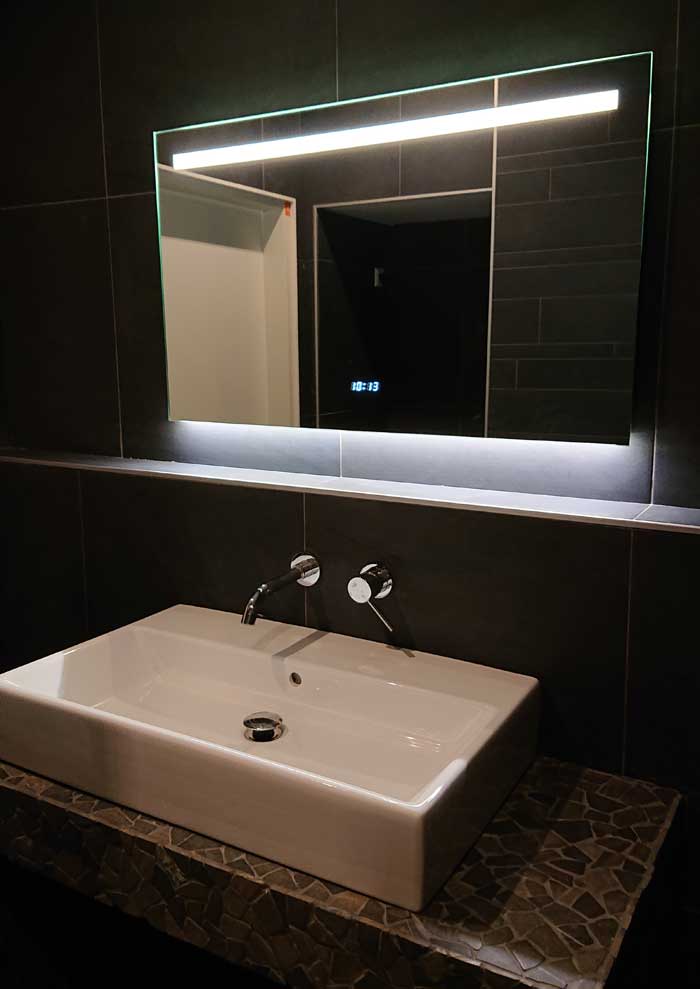 Badkamerspiegel met LED verlichting, verwarming, klok, en dimfunctie 100x70 cm