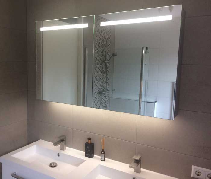 verkiezen kleuring Zee Aluminium badkamer spiegelkast met LED verlichting, verwarming, sensor en  stopcontact 120x70 cm - Designspiegels