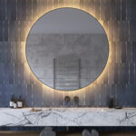 Deze grote 120 cm ronde badkamer spiegel is van alle gemakken voorzien, zoals: ambient verlichting, spiegelverwarming, dimfunctie en instelbare lichtkleur