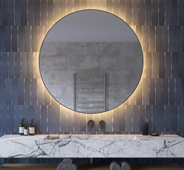 Deze grote 120 cm ronde badkamer spiegel is van alle gemakken voorzien, zoals: ambient verlichting, spiegelverwarming, dimfunctie en instelbare lichtkleur