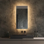 Stijlvolle verticale badkamerspiegel met dimbare verlichting, instelbare lichtkleur en spiegelverwarming