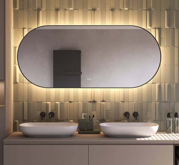 Luxe uitgevoerde ovale badkamer spiegel met zwarte lijst, van alle gemakken voorzien, zoals: ambient verlichting, spiegelverwarming, dimfunctie en een instelbare lichtkleur