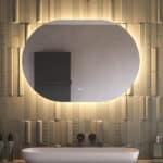 Deze trendy ovale badkamer spiegel is van alle gemakken voorzien, zoals: ambient verlichting, spiegelverwarming, dimfunctie en instelbare lichtkleur