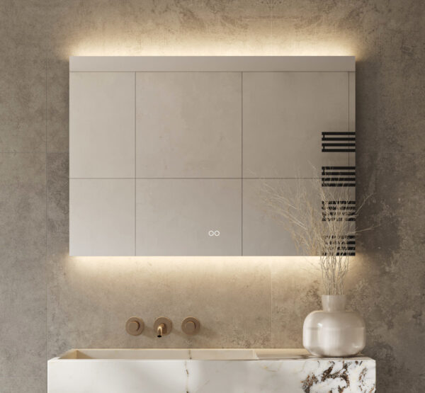 Fraaie design badkamerspiegel, uitgevoerd met 2 stopcontacten, ambient verlichting, spiegelverwarming en een dubbele touch schakelaar met instelbare lichtkleur en dimfunctie